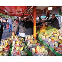 4119_6990 Markstand mit Obst, das in Bast-Tragetaschen zum Transport bereit gestellt ist. | Altonaer Fischmarkt und Fischauktionshalle